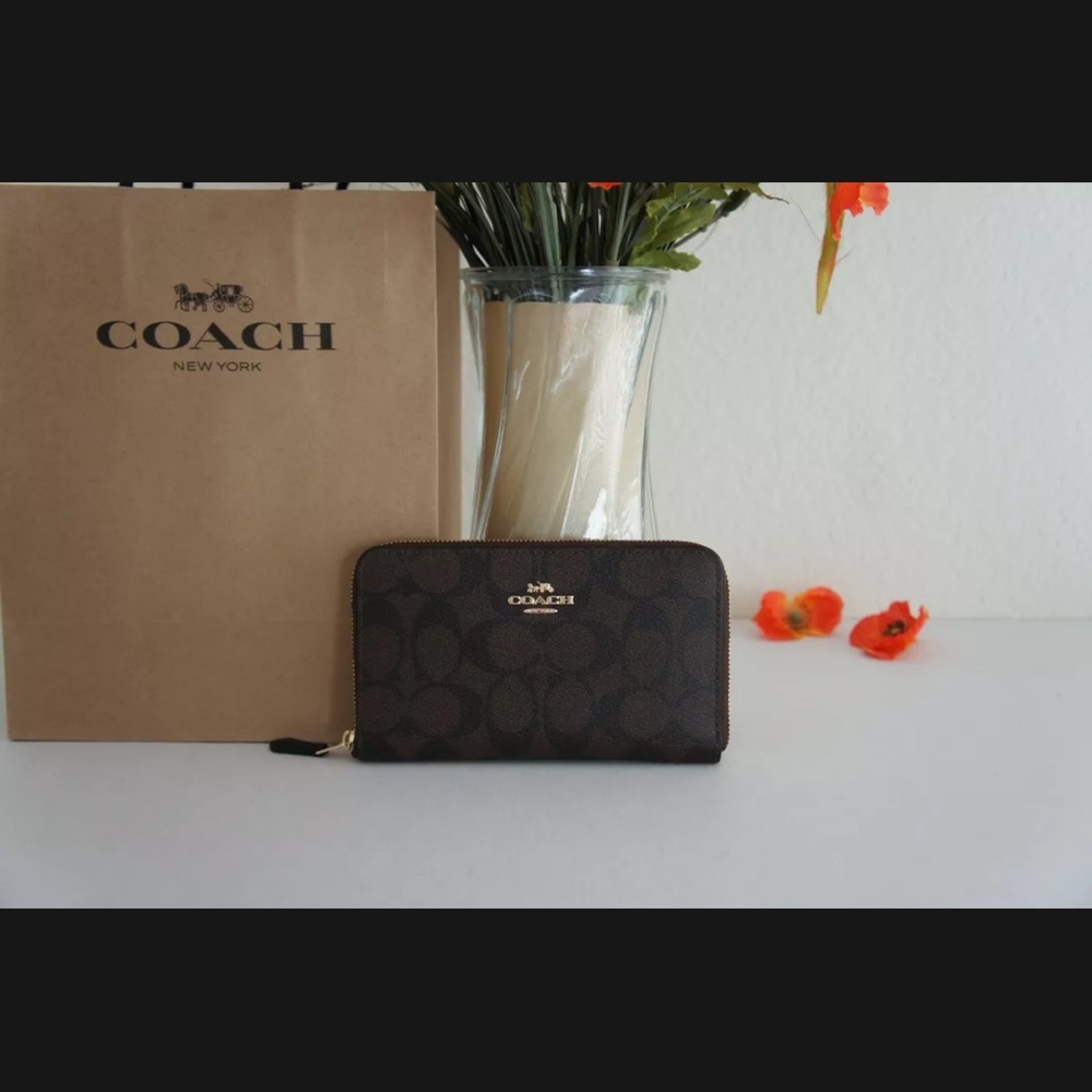 Coach zippy medium wallet